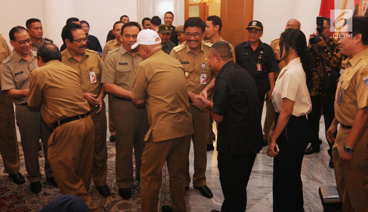 Gubernur DKI Jakarta Djarot Saiful Hidayat menyalami sejumlah pegawai negeri sipil (PNS) Pemerintahan Kota Jakarta ketika halal bihalal di Balaikota Jakarta, Senin (3/7). (Liputan6.com/Gempur M Surya)