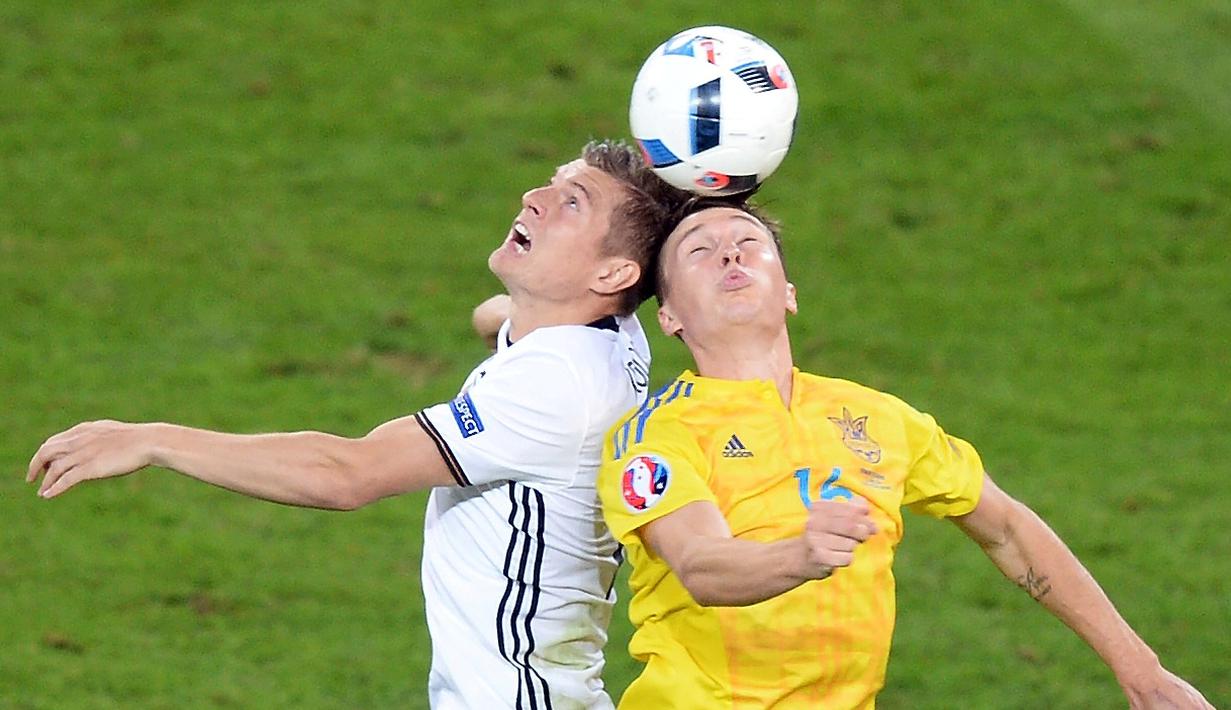 Duel antara pemain Jerman, Toni Kroos (kiri), dan pemain Ukraina, Serhiy Sydorchuk, pada laga Grup C Piala Eropa 2016 di Stade Pierre-Mauroy, Senin (13/6/2016) dini hari WIB. (AFP/Denis Charlet)