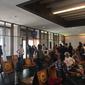 Nampak penumpang maskapai jurusan Banyuwangi- Jakarta menunggu kedatangan pesawat di ruang keberangkatan bandara. (Hermawan Arifianto/Liputan6.com)