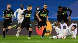 Pemain Inter Milan Denzel Dumfries (kanan atas) berebut bola dengan pemain Real Madrid Luka Jovic pada pertandingan sepak bola Grup D Liga Champions di Stadion Santiago Bernabeu, Madrid, Spanyol, 7 Desember 2021. Real Madrid menang 2-0. (OSCAR DEL POZO/AFP)