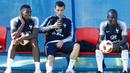 Gelandang Timnas Prancis, Paul Pogba, Antoine Griezmann dan Ngolo Kante beristirahat selama sesi latihan tim di Glebovets, Rusia, (12/7). Prancis akan bertanding melawan Kroasia pada babak Final Piala Dunia 2018. (AP Photo / David Vincent)