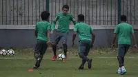 Gelandang Timnas Indonesia, Egy Maulana, mengontrol bola saat latihan di Lapangan ABC Senayan, Jakarta, Jumat (12/1/2018). Latihan ini merupakan persiapan jelang laga melawan Islandia. (Bola.com/Vitalis Yogi Trisna)