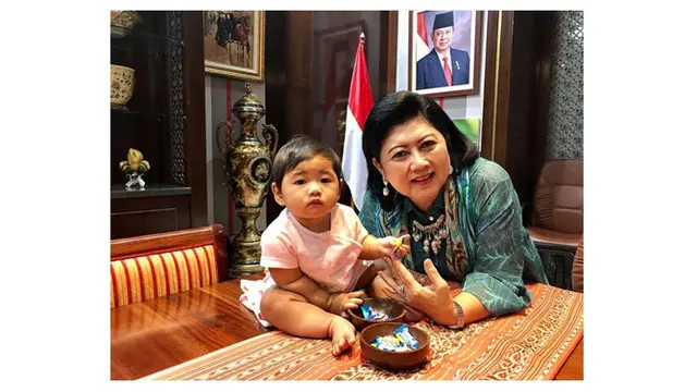 Potret Kedekatan Ani Yudhoyono Bersama Cucu-cucunya