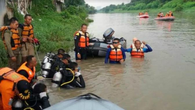 Tim selam BPB Linmas Surabaya merupakan petugas yang diterjunkan ketika terjadi peristiwa bencana di air (Foto:Liputan6.com/Dian Kurniawan)