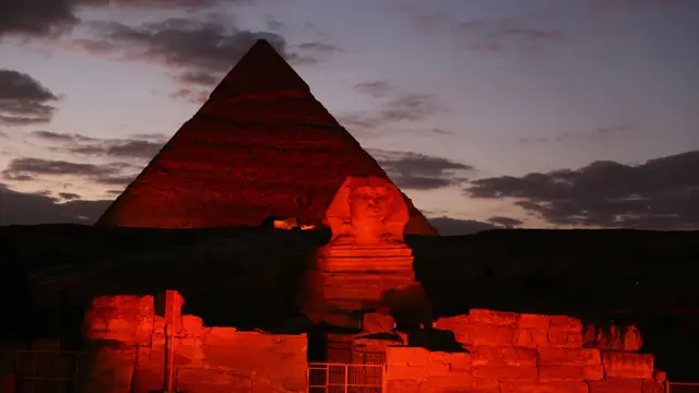 Semarak Imlek, Patung Sphinx dan Piramida Mesir Berhias Cahaya