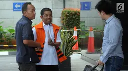 Mantan Sekjen Golkar, Idrus Marham (rompi oranye) tiba di Gedung KPK, Jakarta, Jumat (28/12). Berkas perkara Idrus Marham terkait kasus suap pembangunan PLTU Riau-1 telah lengkap atau P21 dan siap untuk disidangkan. (Merdeka.com/Dwi Narwoko)