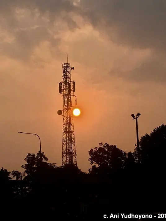 Suatu senja di Bandung. Kalau lihat foto ini, jadi seperti lebih tinggi tower dari matahari, 4 Juli 2018. (Liputan6.com/IG/@aniyudhoyono)