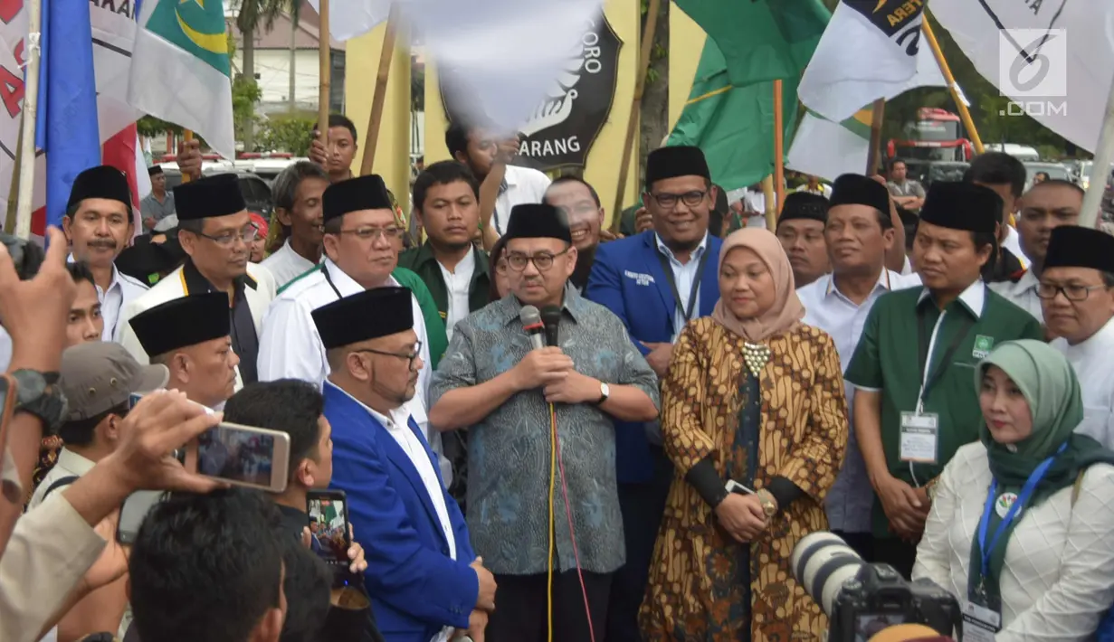 Pasangan Sudirman Said dan Ida Fauziah memberi keterangan saat mendaftar sebagai Cagub dan Cawagub Jawa Tengah di KPUD Jateng, Rabu (10/1). Pasangan ini didukung oleh Partai Gerinda, PKS , PKB dan PAN. (Liputan6.com/Gholib)