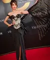 Cinta Laura selalu tampil stunning dan totalitas. Kali ini ia tampil mengenakan korset batik sleeveless dengan bawahan slit berpotongan tinggi. Serta selendang hitam bergaris warna emas. Tampak ia pun mengenakan tusuk konde dan anting-anting emas. [@claurakiehl]