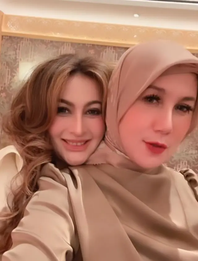 5 Potret reuni ratu sinetron era 90-an, Marini Zumarnis dan Diana Pungky, duo bestie yang menolak tua