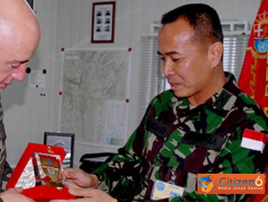 Citizen6, Lebanon Selatan: Pertemuan diakhiri dengan penyerahan cinderamata berupa plakat kenang - kenangan dari Komandan Indobatt kepada Komandan Spanyol. (Pengirim: Badarudin Bakri)