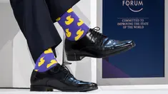 Kaus kaki yang dikenakan Perdana Menteri Kanada Justin Trudeau saat menghadiri acara tahunan World Economic Forum (WEF) di Davos, Swiss, Kamis (25/1). Lagi-lagi PM Trudeau menjadi perhatian karena kaus kaki tak biasanya. (Fabrice COFFRINI/AFP)