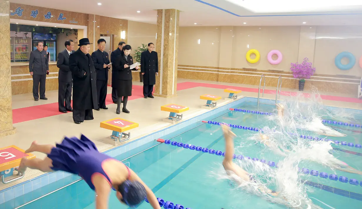 Pemimpin Korea Utara Kim Jong-Un melihat para siswa berlatih renang saat mengunjungi Universitas Guru Pyongyang yang baru direnovasi di Pyongyang (17/1). (KCNA VIA KNS/AFP)