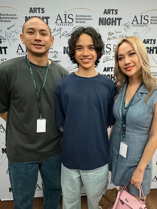 Tampilan Bunga Citra Lestari saat Acara Sekolah Putranya. [@itsmebcl]