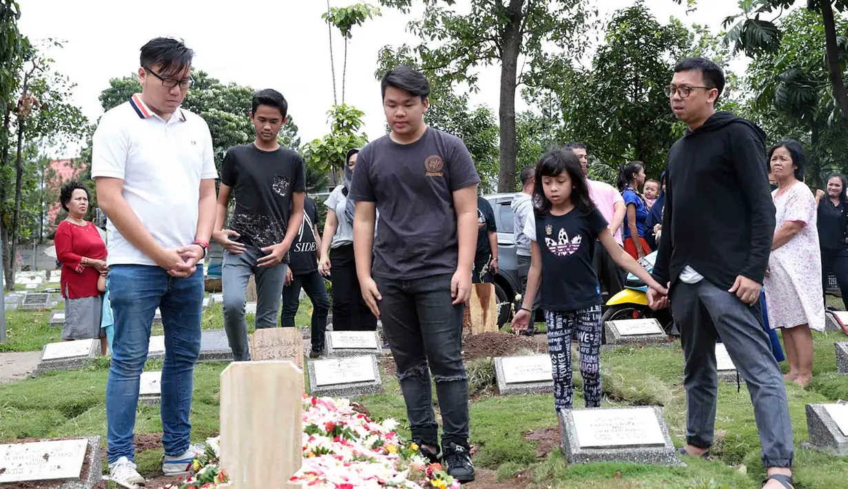 Kesedihan nampak jelas terlihat. Beberapa dari mereka ada yang membersihkan papan nama, berdoa hingga menabur bunga di pusara Oon. Tika, melihat sahabatnya tersebut merupakan sosok ayah yang sangat menyayangi anak-anaknya. (Deki Prayoga/Bintang.com)