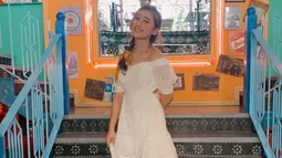 Amanda Caesa sendiri beberapa kali terlihat menggunakan simple dress dengan model sabrina dalam akun Instagram pribadinya. Penampilannya pun sering mendapatkan pujian dari para netizen.
(Liputan6.com/IG/@amandacaesaa)
