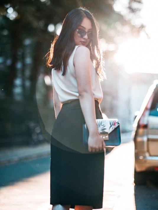 Penyanyi kelahiran Gresik yang juga model ini memang tak pernah gagal dalam bergaya. Mengenakan pakaian putih hitam, ia tampil percaya diri. Aksesoris kacamata dan tas kecil melengkapi penampilannnya yang memesona. (Liputan6.com/IG/@memes_prameswari)