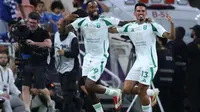 Striker Al Ahli, Ivan Toney mencetak gol ke gawang Al Hilal dalam laga semifinal AFC Champions League Elite 2024/2025, Selasa (29/4/2025). (AFP)