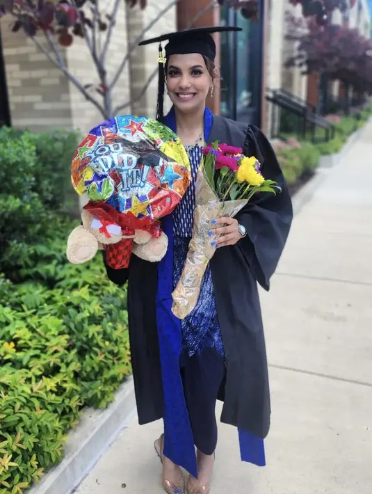 Kebaya tersebut dipadukan stiletto kitten heels transparan. Ia pun nampak mengenakan anting-anting dan kalung.  @najwashihab.