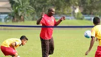 Hassan, pelatih baru Selangor FA suka dengan gaya bermain Andik Vermansah. (Bola.com/Nicklas Hanoatubun)