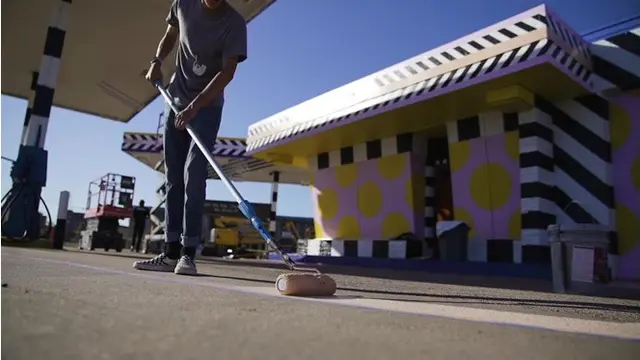 Seniman Ini Ubah SPBU Tak Terawat Jadi Spot Instagramable, Kreatif Banget