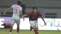 Pemain Timnas Indonesia U-23, Septian David Maulana merayakan gol ke gawang Suriah pada laga persahabatan di Stadion Wibawa Mukti, Bekasi, Rabu (16/11/2017). Indonesia bermain imbang 2-2. (Bola.com/NIcklas Hanoatubun)