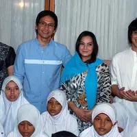 Acara bukber keluarga Addie MS bersama  Vieratale dan anak yatim. (Deki Prayoga/Bintang.com)