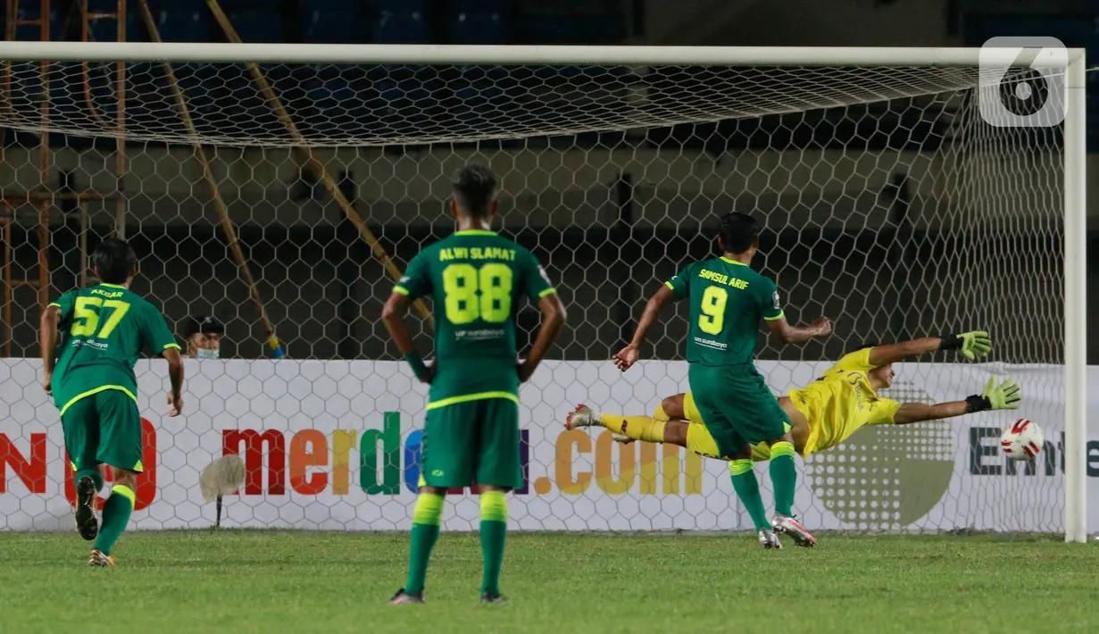 Penyerang Persebaya Surabaya, Samsul Arif (kanan), mencetak gol penalti ke gawang Persik Kediri pada laga Piala Menpora 2021 di Stadion Si Jalak Harupat, Bandung, Selasa (23/3/2021). Persebaya menang dengan skor 2-1. (Bola.com/M Iqbal Ichsan)