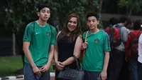 Jack Brown bersama kakak, George Brown, dan ibunya, Indah Brown, usai latihan timnas Indonesia U-19, Kamis (6/4/2017). (Liputan6.com/Helmi Fithriansyah)