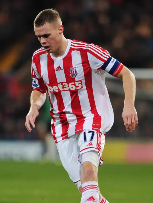6. Ryan Shawcross - Penampilan buruk Stoke City selama satu musim ini akan mendapatkan imbasnya. Bek andalan mereka Shawcross yang menekan kontrak hingga 2021 juga akan segera hengkang ke klub yang lebih baik. (AFP/Carl Court)