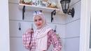 Memilih menggunakan gamis berwarna baby pink dengan motif putih, gaya casual Natalie ini pun cocok digunakan saat hangout. Ia juga memadukan hijab serta sepatu dengan warna senada yang dilengkapi dengan  kacamata. (Liputan6.com/IG/@natalie_sarahs)