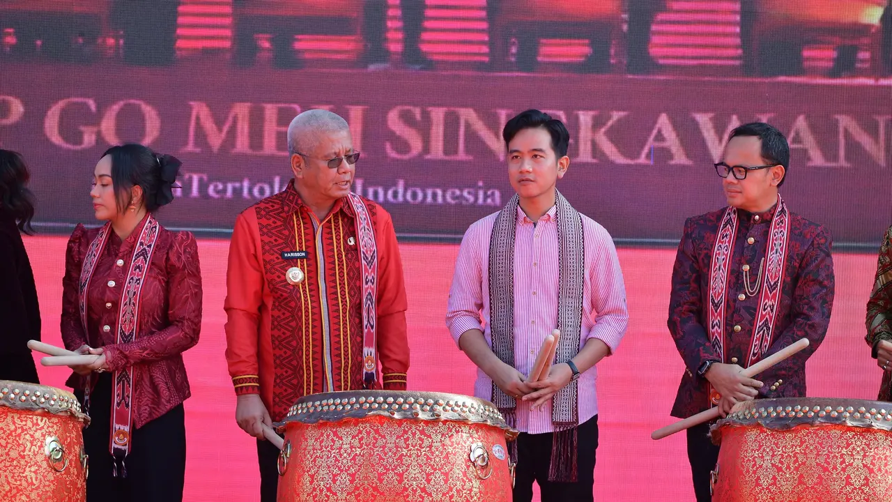 Wapres Gibran Rakabuming Raka hadir di Festival Cap Go Meh Singkawang 2025 yang berlangsung di depan Kantor Wali Kota Singkawang, Rabu (12/2/2025).