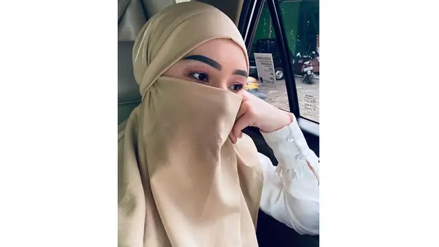 Menuju Jalan Hijrah, Ini 5 Potret Indri Giana Tampil Bercadar