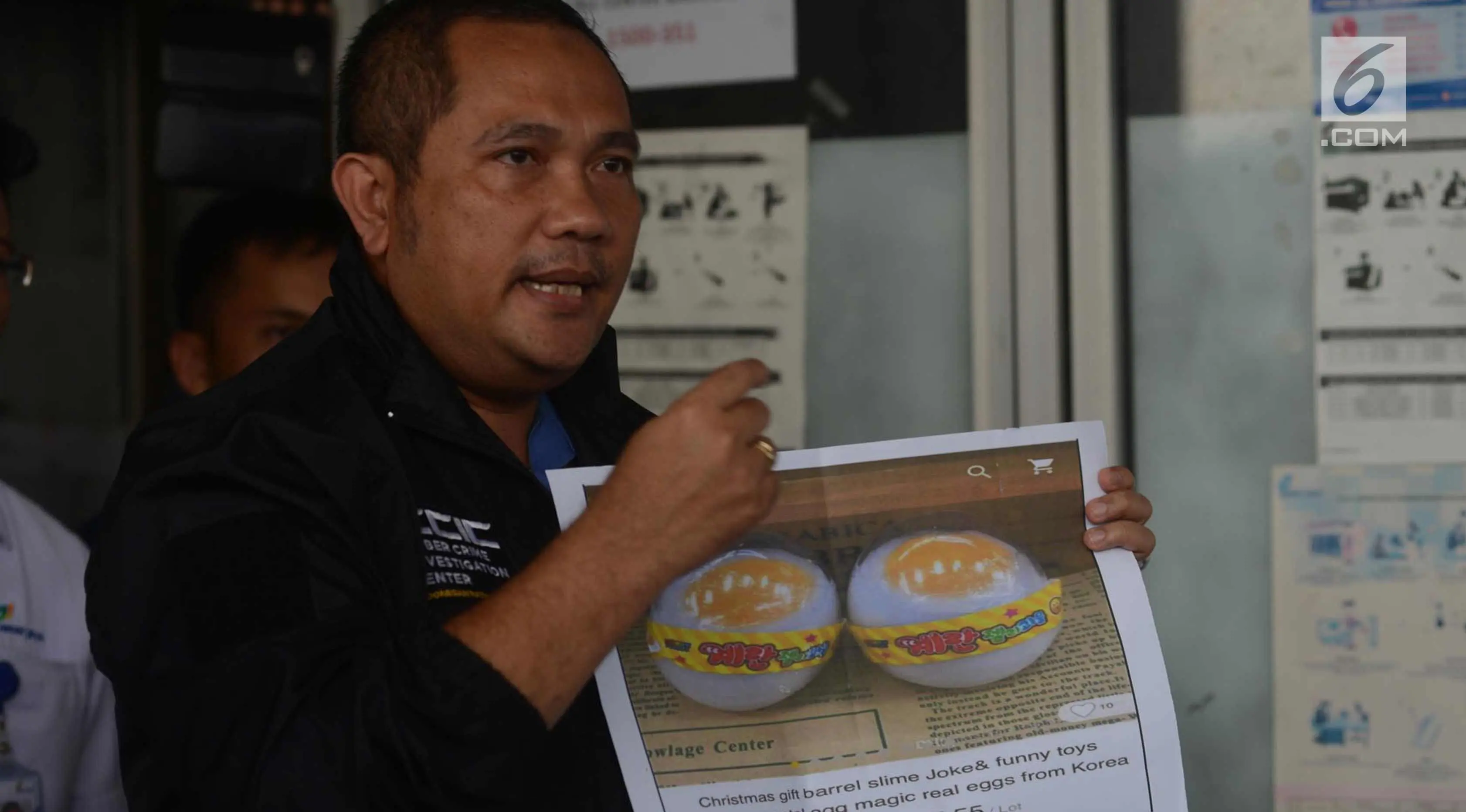 Petugas menjelaskan keaslian telur di Pasar Johar Baru, Jakarta, Selasa (27/3). Sebelumnya, viral di media sosial video telur palsu berada di pasar tersebut. Namun, setelah diuji sampel, telur tersebut memiliki kualitas bagus. (Merdeka.com/Imam Buhori)