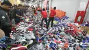 Pengunjung memilih produk yang ditawarkan dalam diskon sepatu bermerek Nike di Mal Grand Indonesia, Jakarta, Rabu (23/8). Diskon besar-besaran itu berlangsung sejak 21 hingga 27 Agustus 2017 mendatang. (Liputan6.com/Immanuel Antonius)