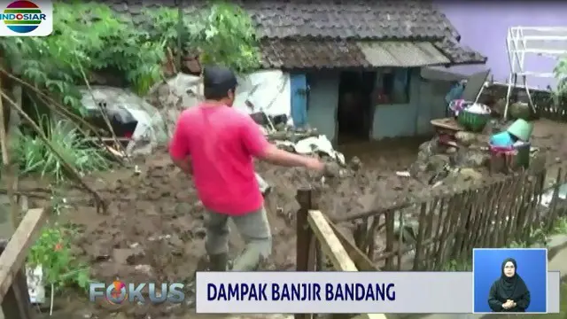 Tak hanya timbunan lumpur yang tak kunjung usai dibersihkan, sebagian dinding rumah juga jebol kena hantaman air bah yang turut menyeret sejumlah perabotan rumah.