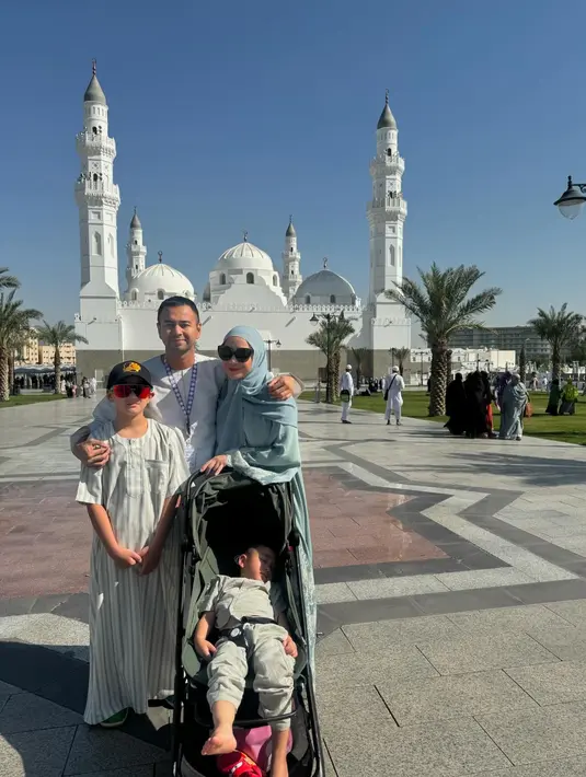 Tiga buloan berselang, Raffi dan Nagita mengajak anak mereka ke Tanah Suci untuk melaksanakan ibadah umrah. (Foto: raffinagita1717)