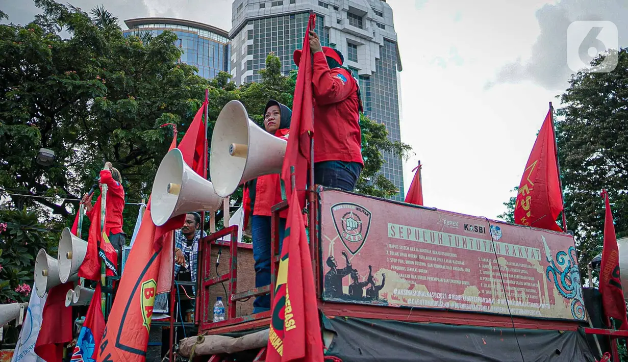 Massa aksi yang tergabung dalam Aliansi Gerakan Buruh Bersama Rakyat (Gebrak) bersama mahasiswa saat menggelar aksi unjuk rasa di kawasan Patung Kuda, Jakarta, Sabtu (21/5/2022). Aksi yang bertepatan dengan peringatan 24 tahun reformasi menyampaikan 14 tuntutan. (Liputan6.com/Faizal Fanani)
