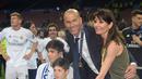 Zidane dan keluarga saat meraih trofi pertama Liga Champions bersama Real Madrid di San Siro Stadium, Milan, (29/5/2016). Zidane mundur dari kursi pelatih Madrid setelah meraih trofi Liga Champions tiga kali. (AFP/Filippo Montefort