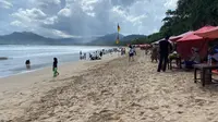 Wisata pantai di Banyuwangi dipadati pengunjung saat libur lebaran. (Dian Kurniawan/Liputan6.com).