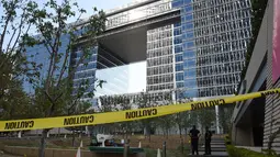 Garis polisi terpasang di kantor Deutsche Bank di Los Angeles, California, Rabu (19/8/2015). Sebuah paket mencurigakan yang ditemukan di ruang surat di kantor Deutsche Bank tersebut sempat memaksa evakuasi pekerja dari bangunan. (AFP/MARK RALSTON)