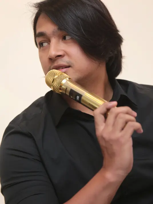 "Pertama kali ditawarkan itu memang langsung tertarik ya karena saya tahu Salman Aristo seorang penulis. Tapi di sini dia selain menulis juga menyutradarai," kata Deva Mahenra di kawasan Senopati, Jakarta Selatan (15/11/2017). (Adrian Putra/Bintang.com)