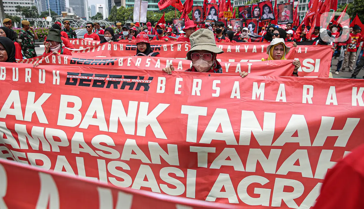 Ribuan buruh menggelar peringatan Hari Buruh Internasional atau May Day di Bundaran HI menunju Istana Negara, Jakarta, Senin (1/5/2023). (Liputan6.com/Faizal Fanani)