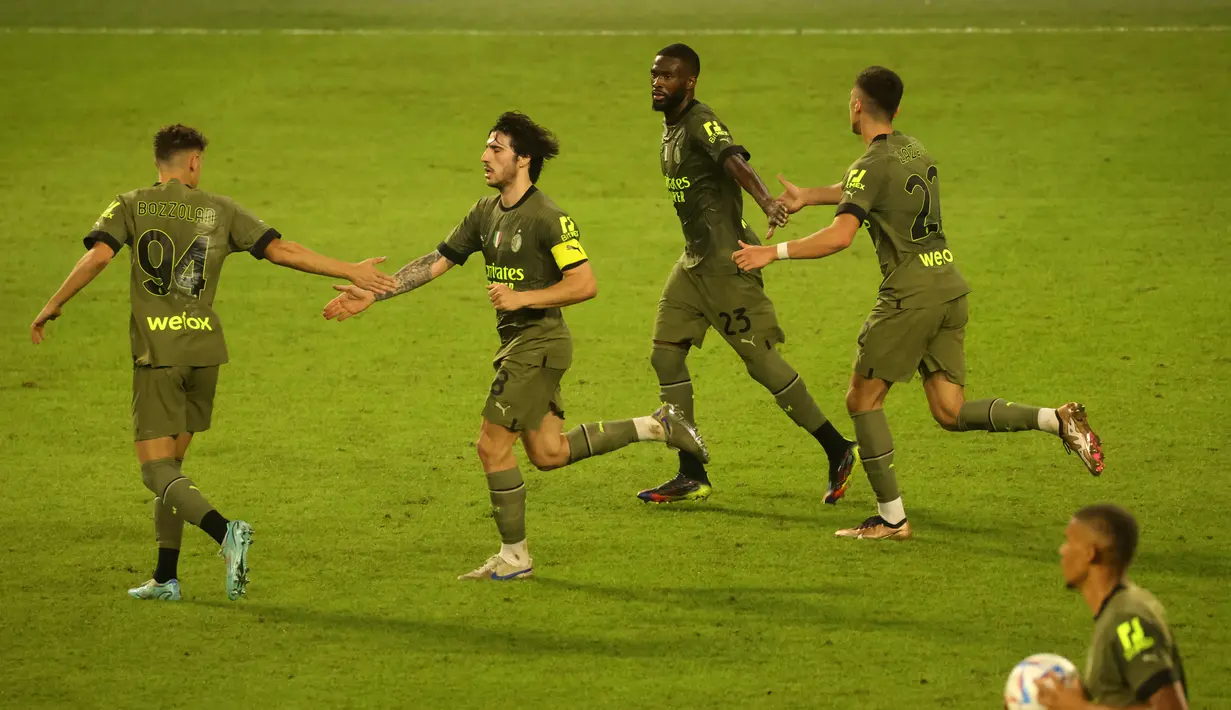 Para pemain AC Milan merayakan gol yang dicetak bek Fikayo Tomori ke gawang Arsenal selama pertandingan Dubai Super Cup 2022 di di stadion al-Maktoum di Uni Emirat Arab (13/12/2022). Arsenal menang tipis atas AC Milan dengan skor 2-1. (AFP/Karim Sahib)