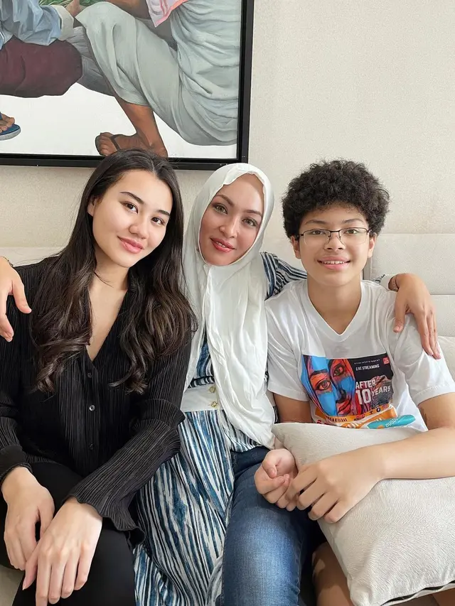 8 Potret Angelina Sondakh Kembali Berkumpul dengan Anak-anaknya Usai Bebas