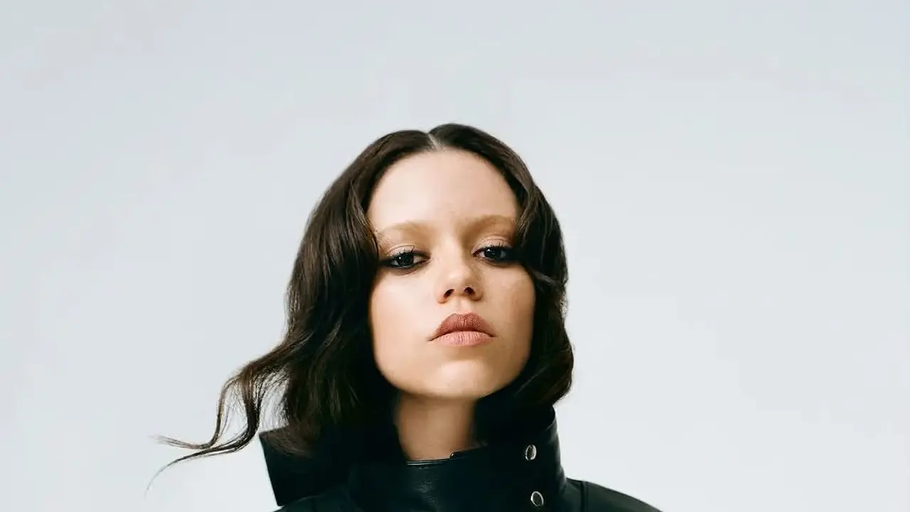 6 Potret Jenna Ortega Bikin Pangling saat Jajal Tren Bleaching Alis