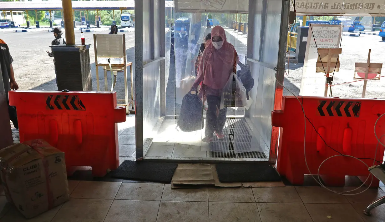 Calon penumpang bersiap menaiki bus di Terminal Jatijajar, Depok, Jawa Barat, Senin (6/7/2020). Terminal tipe A tersebut kembali mengoperasikan layanan bus Antar Kota Antar Provinsi (AKAP) dengan menerapkan protokol kesehatan. (Liputan6.com/Herman Zakharia)