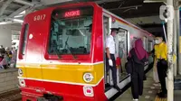 Masinis turun dari KRL Commuter Line di Stasiun Manggarai, Jakarta, Sabtu (17/12/2022). Pemerintah berencana menaikkan harga tiket Commuter Line (KRL) pada 2023. Plt Direktur Jenderal Perkeretaapian Kemenhub Risal Wasal mengatakan, pihaknya sudah menyiapkan sejumlah aturan terkait kenaikan tarif KRL. (Liputan6.com/Magang/Aida Nuralifa)