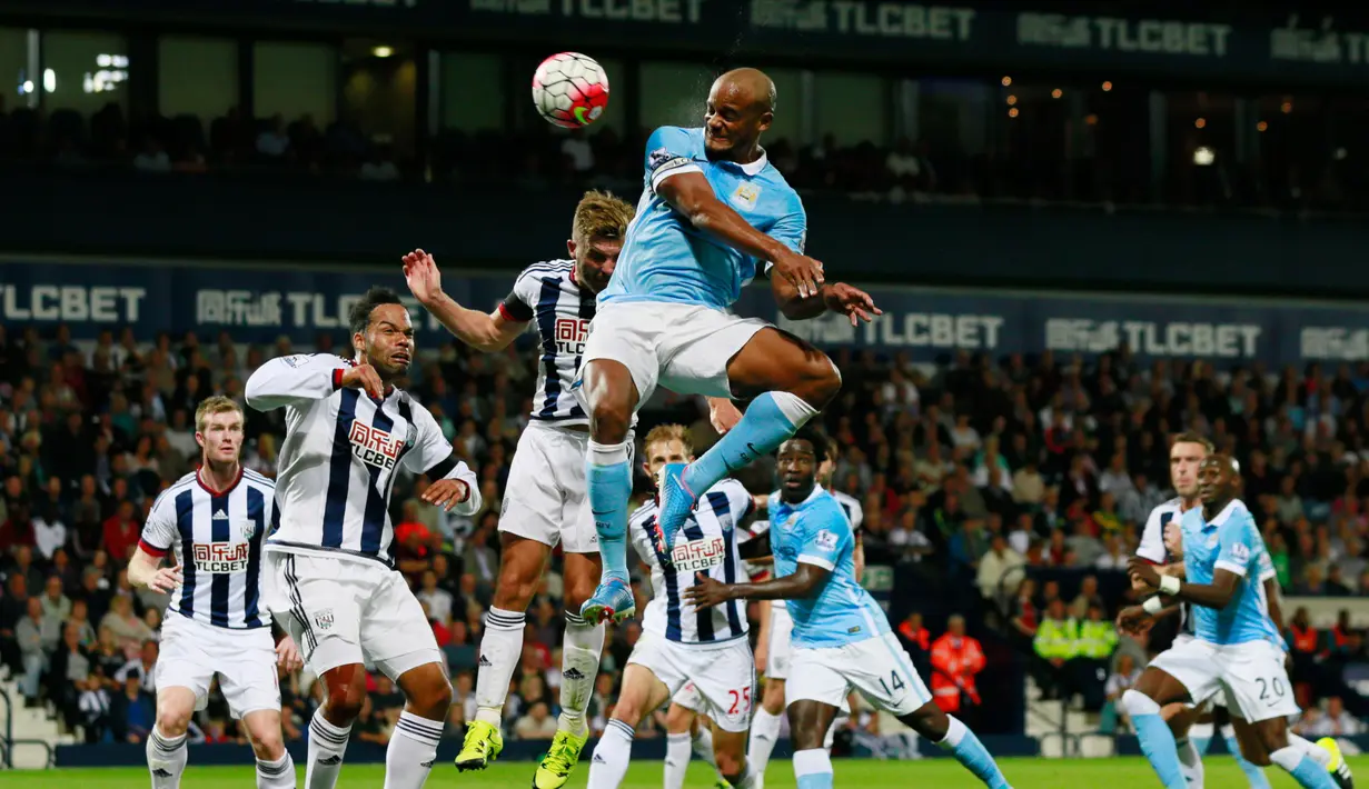 Bek Manchester City Vincent Company saat menyundul bola untuk menutup gol kemenangan City di The Hawthorns Stadium, markas West Bromwich Albion, Inggris,  Senin (10/8/2015). Manchester City menang telak dengan skor 3-0. (Reuters/Jason Cairnduff)