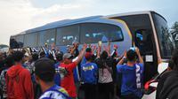 Arema mengekspresikan kekecewaan setelah Arema FC disingkirkan Persib Bandung dari Piala Indonesia 2018, Jumat (22/2/2019). (Bola.com/Iwan Setiawan)